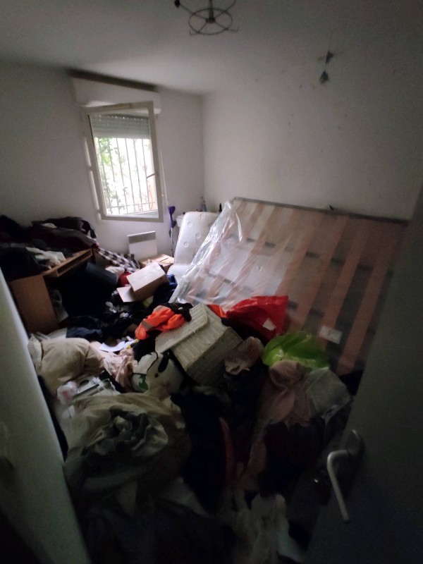 Montpellier Propreté fait le ménage dans un logement squatté a Montpellier dans l Hérault.